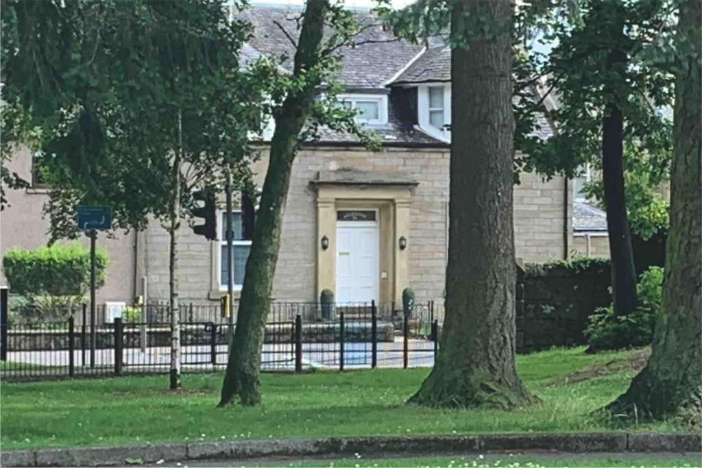 Allerton - Victorian Character In Apartment Stirling